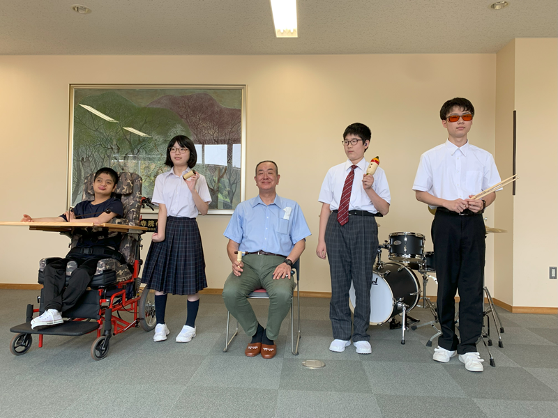 秋田きらり支援学校、視覚支援学校、聴覚支援学校に、ドラムをはじめ様々な打楽器を寄贈